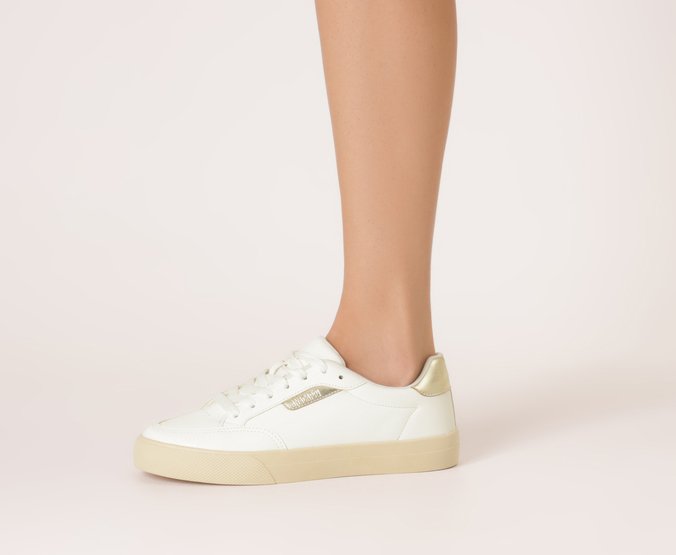 Tênis Detalhe Tag Branco e Dourado