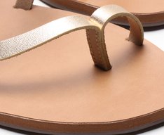 Rasteira Flat Tira Irregular Couro Dourada