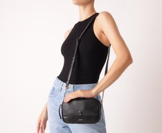 Bolsa Tiracolo Pequena Cápsula Metal Preta