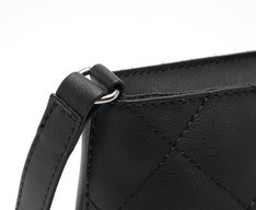 Bolsa Tiracolo Média Matelassê Triangular Preta