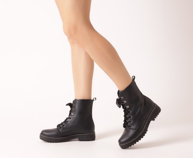 Bota Coturno Cano Curto Tratorada Lisa Preta