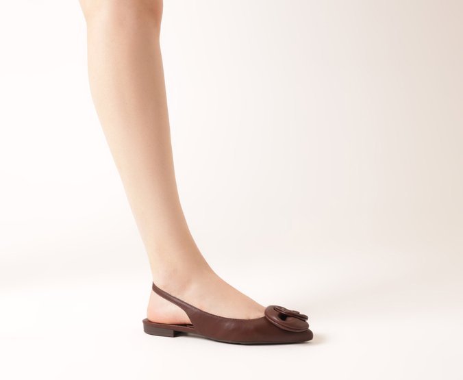 Sapatilha Slingback Bico Fino Flor Marrom