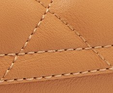 Bolsa Tiracolo Pequena Matelassê Triangular Envelope Marrom