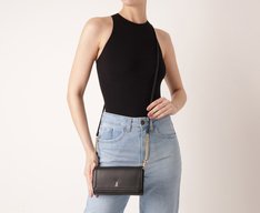 Bolsa Tiracolo Pequena Envelope Logo Glam Preta