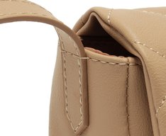 Bolsa Tiracolo Pequena Matelassê Triangular Envelope Bege