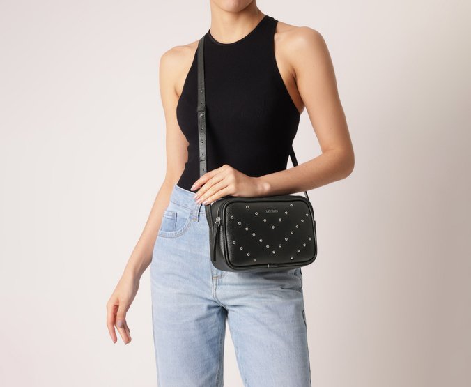 Bolsa Tiracolo Média Maxi Tachas Preta