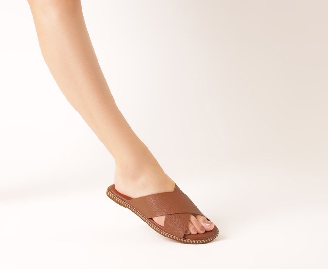 Rasteira Tiras Cruzadas Comfy Marrom