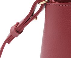 Bolsa Tiracolo Média Logo Metal Vermelha