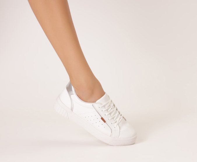 Tênis Pontilhado Lateral Branco e Prata
