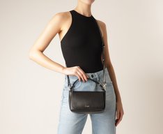 Bolsa Tiracolo Baguete Média Nó Preta