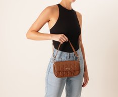 Bolsa Tiracolo Média Matelassê Triangular Marrom