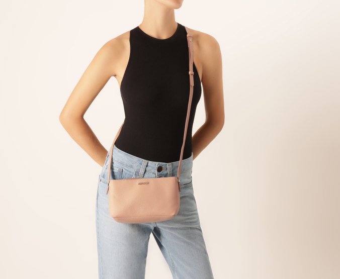 Bolsa Tiracolo Pequena Detalhes em Metal Bege