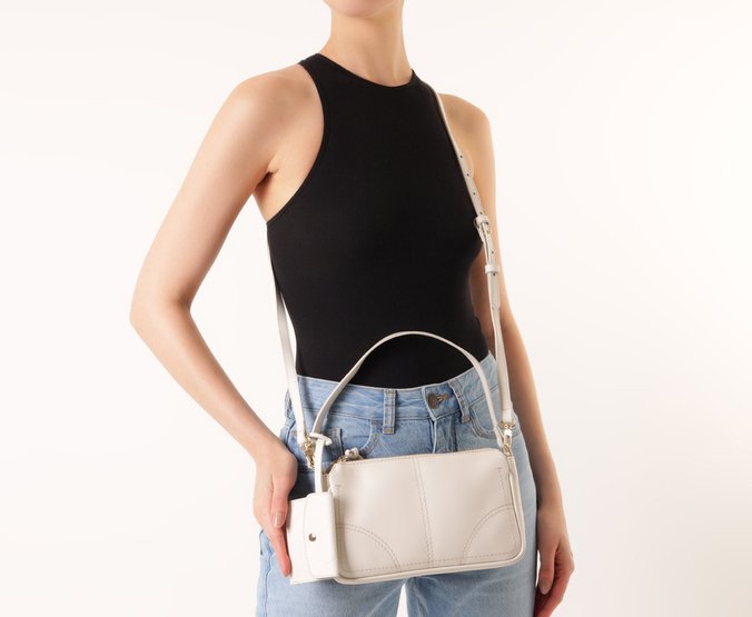 Bolsa Tiracolo Baguete Média Costura Ornamental Branca