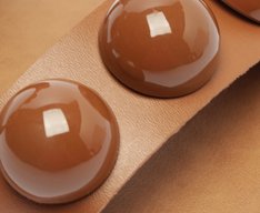 Rasteira Tiras Paralelas Esfera Pop Couro Marrom