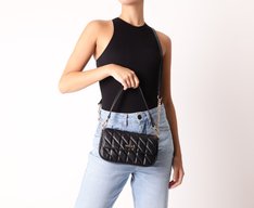 Bolsa Tiracolo Média Matelassê Triangular Preta