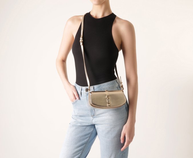 Bolsa Tiracolo Pequena Pingente Dourada
