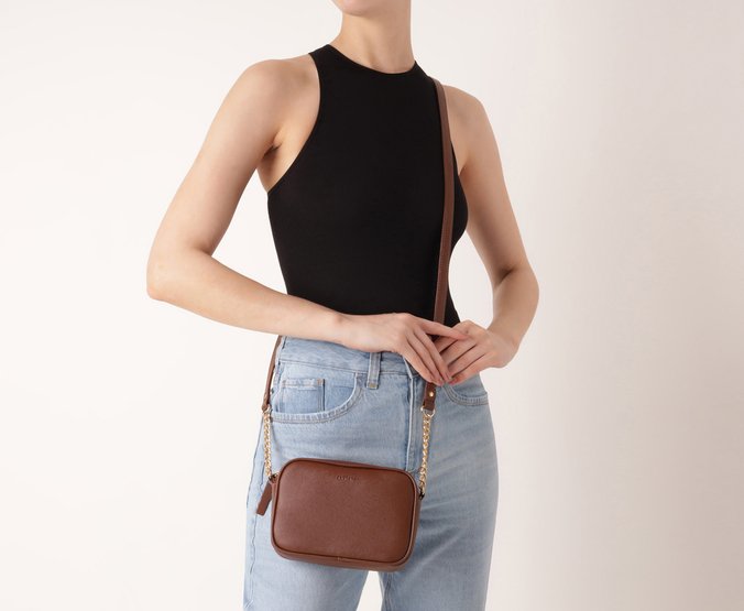 Bolsa Tiracolo Pequena Essencial Marrom Nero