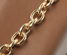 Bolsa Tiracolo Média Baguete Alça Corrente Marrom
