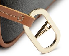 Bolsa Tiracolo Média Cápsula Metal Preta