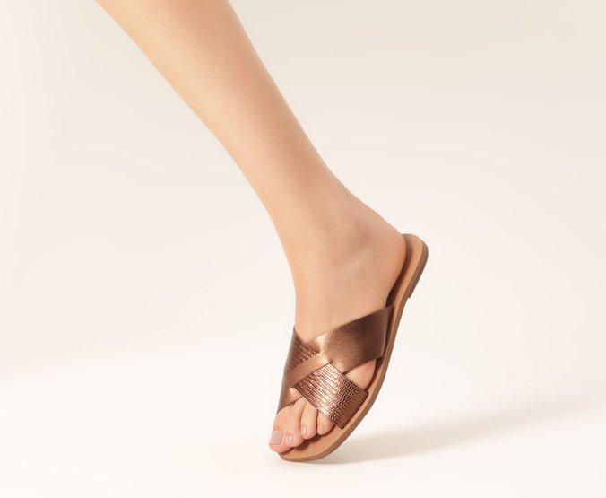 Rasteira Tiras Cruzadas Metal Couro Bronze