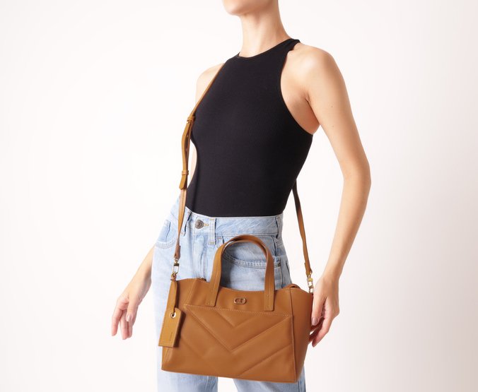 Bolsa Tote Grande Matelassê Zig Marrom