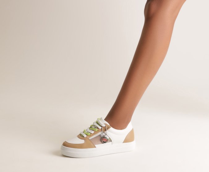 Tênis de Amarrar Detalhe Lateral Aberta Branco e Nude Guaraná