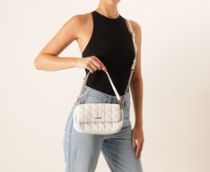 Bolsa Tiracolo Média Matelassê Triangular Branca