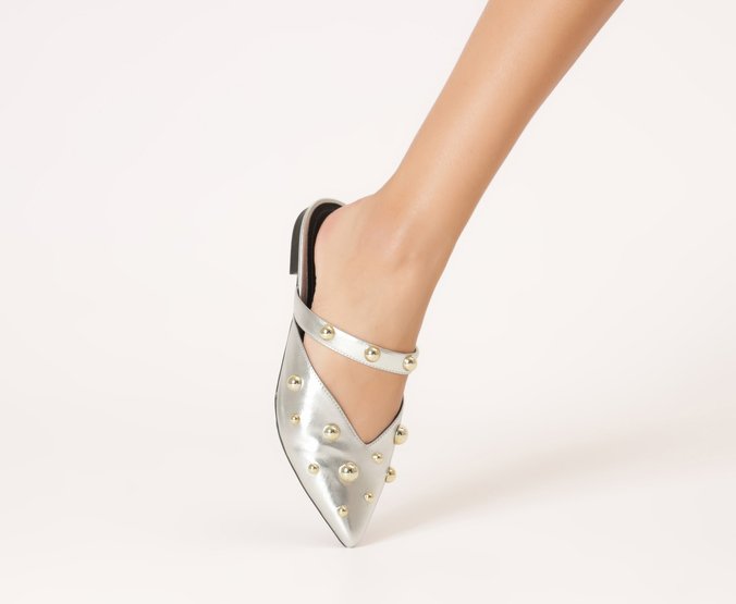 Mule Maxi Tachas Com Tira Prata