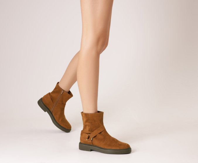 Bota Cano Curto Bold Triângulo Metálico Camurça Marrom