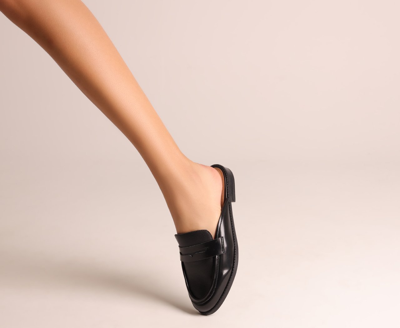 Mule Oriental Monocolor Preto | Anacapri
