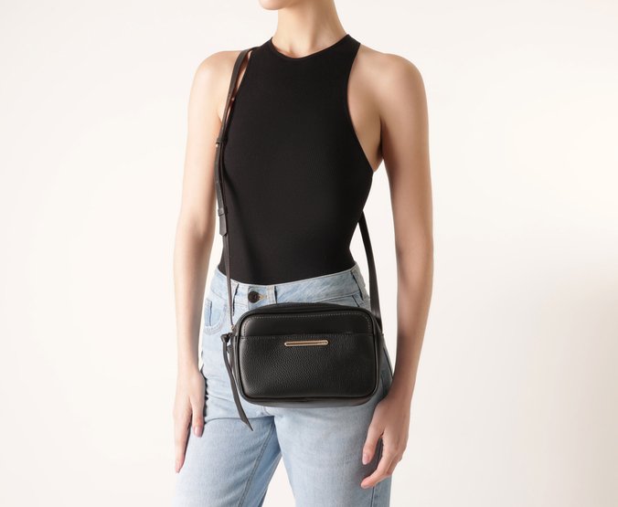 Bolsa Tiracolo Pequena Metal Preta