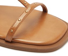 Rasteira Tiras Finas Tachas Marrom