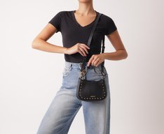Bolsa Tiracolo Pequena Baguete Tachas Preta