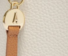 Bolsa Tiracolo Pequena Bag Charm Branca E Marrom
