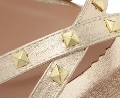 Sandália Salto Bloco Multi Tiras Tachas Dourada