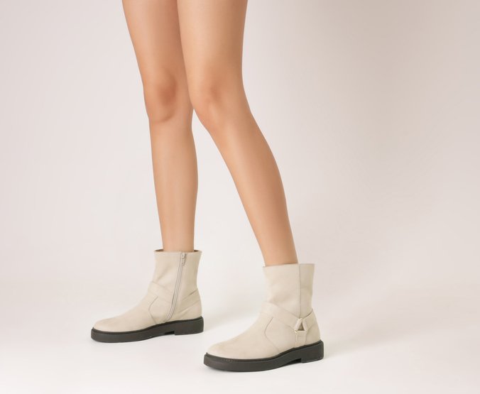 Bota Cano Curto Bold Triângulo Metálico Camurça Branca