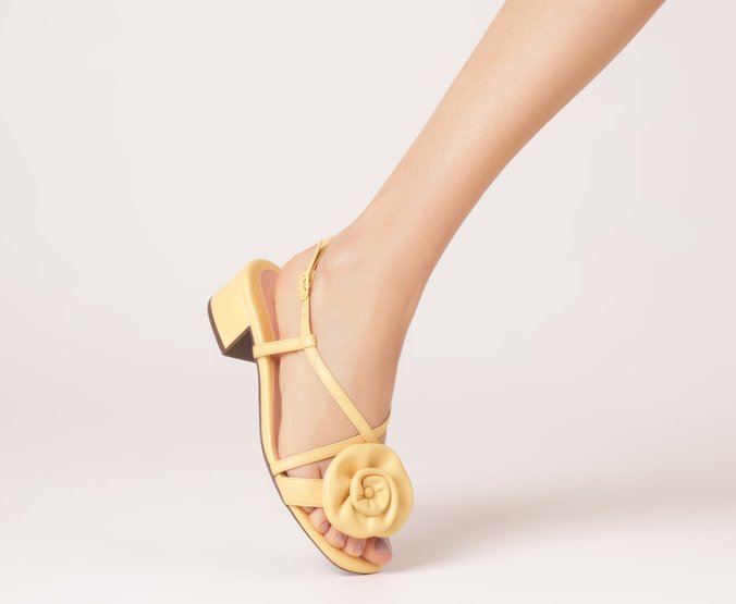 Sandália Salto Bloco Flor Amarela