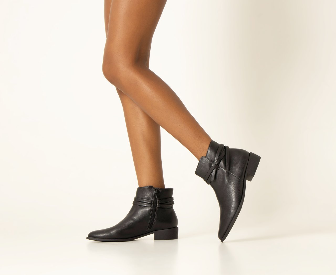 Bota cano curto com tiras new arrivals