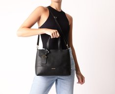 Bolsa Tote Média Com Bag Charm Preta