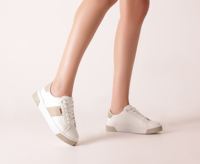 Tênis Sola Estruturada Listra Lateral Branco E Cinza