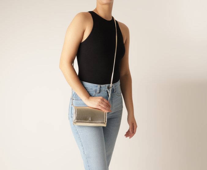Bolsa Tiracolo Pequena Envelope Logo Glam Dourada