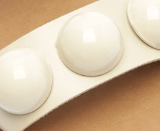 Rasteira Tiras Paralelas Esfera Pop Couro Bege