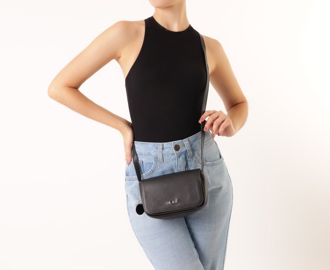 Bolsa Tiracolo Pequena Premiatto Preta