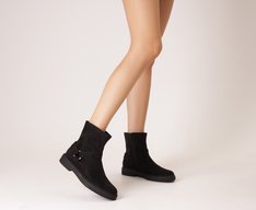Bota Cano Curto Bold Triângulo Metálico Camurça Preta
