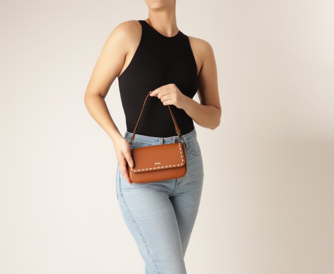 Bolsa Tiracolo Média Baguete Pespontada Marrom