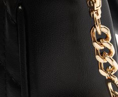 Bolsa Tiracolo Média Matelassê Triangular Preta