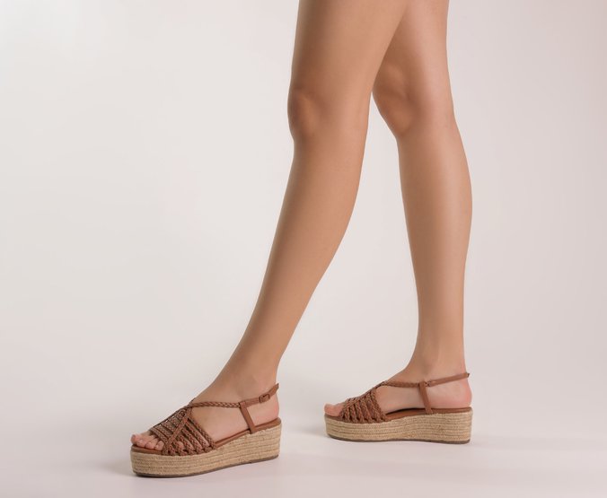 Sandália Plataforma Marrom Tiras de Trança