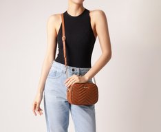 Bolsa Tiracolo Média Matelassê Zig Zag Marrom