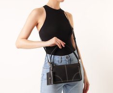 Bolsa Tiracolo Baguete Média Costura Ornamental Preta