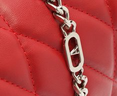 Bolsa Tiracolo Média Matelassê Triangular Vermelha